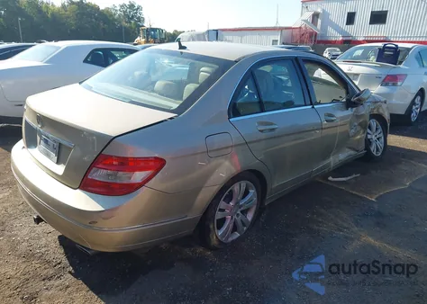 2010 Mercedes-Benz C 300 Luxury/Sport z USA, uszkodzony, nr VIN WDDGF5EB7AR129277